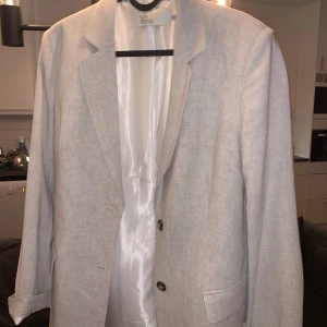 Linnekavaj  - Beige linnekavaj från Nelly. Storlek 32 men den ska vara lite oversized så passar mig som vanligtvis är 34. Köpt på Nelly men aldrig använd:-))) 