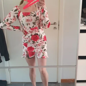 Storlek 8,  - Klänning från boohoo, aldrig använd, prislappar sitter kvar.  