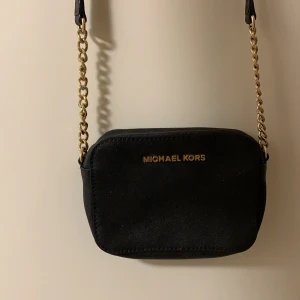 Michael kors väska  - Säljer min michealkors väska då den knappt blivit använd 