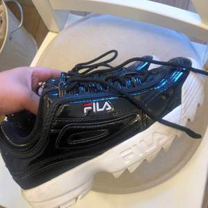 Knappt använda skor ifrån Fila, passar storlek 38/39. Köpare står för frakt 📦