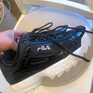 Fila Disruptor i storlek 39 - Knappt använda skor ifrån Fila, passar storlek 38/39. Köpare står för frakt 📦