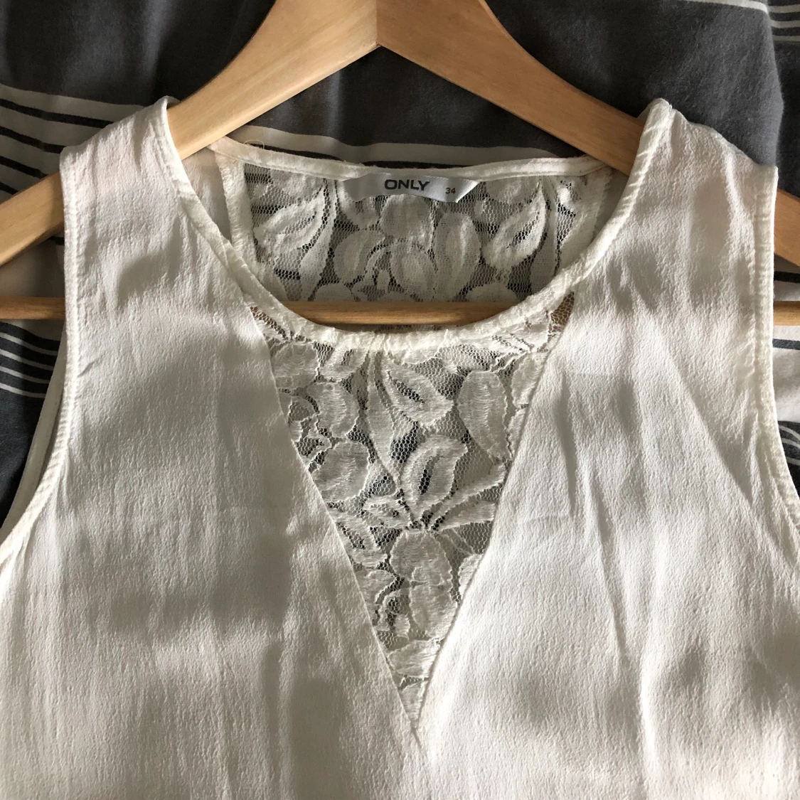 Vit blus med blommig detalj (Oanvänd!!) - 90