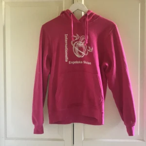 Engelska skolan hoodie - Jätte fin rosa Hoodie som jag köpte när jag gick på engelska skolan. Använd men den är i fint skick! 50kr + frakt.
