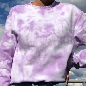 Tiedye sweatshirt - Säljer denna skitsnygga sweatshirt med tiedye. Den är helt ny och endast prövad för bilder. Priset är 250+60kr spårbar frakt:) Om man vill ha ett helt set med mjukisbyxor+tröja finns det i min profil! 