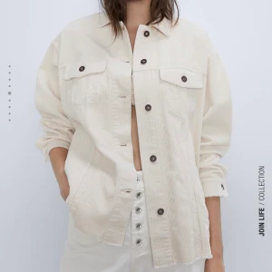 Zara Manchester jacka - En jätte fin Manchester jacka från zara i storlek S, jag är 1,63 och sitter jätte bra. Den ska vara lite oversize så    Passar både S och XS                                                                Nypris:399 (köpare står för frakten)