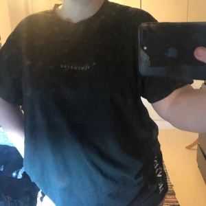 T-shirt från Carlings - Köpte tröjan för lite mer än ett halvår sedan har använt max 5 gånger. köpte den på rea för ca: 100kr. Säljer för 30kr+ frakt (ca 49kr)