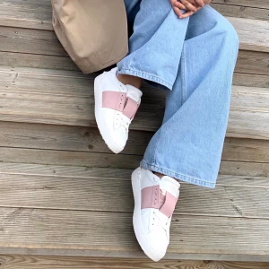 Valentino Garavani sneakers - Säljer mina skiiitsnygga valentino sneakers pga för stor storlek :(. De är ganska använda 2 gånger och con är lätt 9/10! Köpte dem på farfetch för 5,5 och det finns kvitto! Vid snabbt köp kan jag stå för frakt ☺️