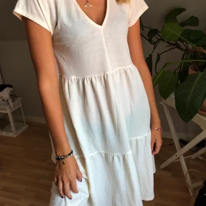 Söt klänning  - Säljer en vit/beige klänning från Gina, helt oanvänd! Säljer pågrund av att den är liten för mig. 