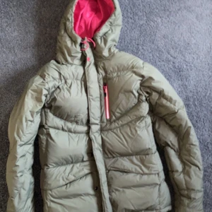 Dunjacka - Dunjacka i storlek 36, använd 3 gånger. Den är både snygg och varm. 