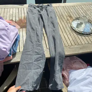 AJF kollektionen gråa jeans! Nakd! Skit snygga men tyvärr hamnat långt bak i gaderoben. Helt oanvända men prislapp borttagen. 
