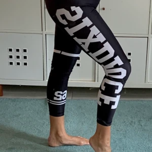 Träningstights Sixdeuce  - Snygga tränings tights från märket Sixdeuce. Sparsamt använda. Normal hög midja