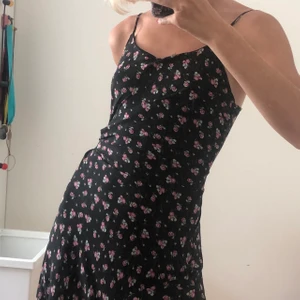 Fin blommig klänning - Fin blommig klänning, hittar inte storlek men jag är 174 cm lång och storlek S/M och såhär sitter den på mig💕👌🏻 kan frakta och mötas osv
