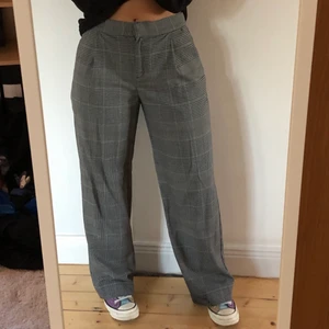 Byxor - Kostymbyxor från monki. Är 164cm. Byxan har en svart fläck på insidan av ena benet kan skicka bild om det önskas