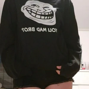 " ypu mad bro?" Hoddie - En mysig hoodie med you mad bro? trycket på bröstet. Använd endast en gång. Nypris 300:- 