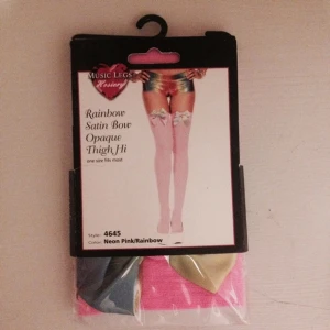  - Jättesöta rosa knästrumpor med regnbågsrosetter, kvar i originalförpackningen och är aldrig använda. Köpta för 98 kr på Shock.
