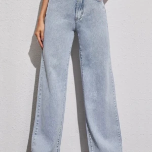 Wide leg jeans - Säljer dessa knappt använda Wide leg jeans. Storlek är M (tror jag) och är hur sköna som helst. Passar mig som är 175cm bra. Stretchiga och bra kvalitet för att ha varit från shein.