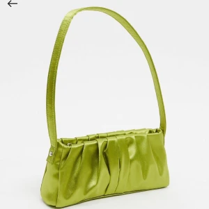 90-tals inspirerad axelväska - Väska med axelrem, rysch framtill helt ny aldrig använd💚