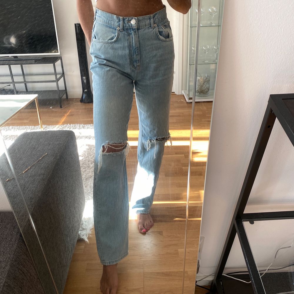 Säljer dessa populära jeans från Gina tricot! Bytes helst mot storlek 36, annars bud 🥰  köparen står för frakten 🌸 jag är 175 cm och bär strl 38. Jeans & Byxor.