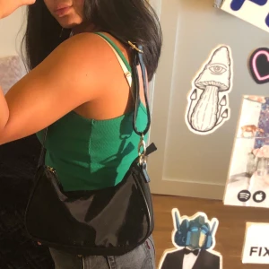 Even&odd väska - Säljer min svarta, fina even&odd väskan. Väskan är praktisk liten och snygg. Väskan är väldigt speciell eftersom den är regleringsbar och du kan välja hur lång axelbandet ska vara. Den har två olika sidor , en sida som är helt svart blankt och en annan sida är med en dragkedja. Den rymmer mycket sacker i den lilla väskan. Väskan har även en liten ficka med blixtlås. Den är sparsamt använd och är i bra skick. Frakten ingår, skriv bara om du är intresserad eller om du vill köpa⚡️