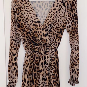 Klänning leopard strl M - Endast använd en gång 