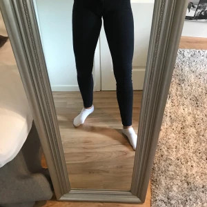 Svarta Dr Denim jeans - Helt vanliga svarta jeans. Mycket använda så börjar tappa färgen men är stretchiga och passar de flesta. Köparen står för frakten 