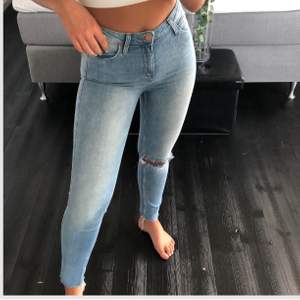 Super sköna stretchiga jeans från lee med hål, passar perfekt på mig som är en S. Kan tänka mig att gå ner i pris, frakt tillkommer 