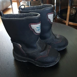 Kavat vinterstövlar barn stl. 25 - Mycket bra skor, bekväma, lätta, varma vinter skor för barn. I bra skick (Ej slitna)Ny pris 699kr 