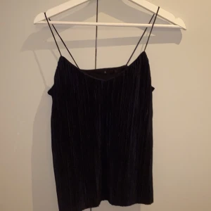 Sött linne från åhléns - Säljer detta jätte fina linne från Åhléns. Säljer pga för litet för mig. 120kr men pris kan diskuteras (ej i kommentarerna)💙💙