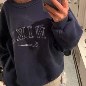 Nike sweatshirt - Lägger ut igen pågrund av oseriös köpare! Säljer min oversise Nike tröja. Kommer inte till så mycket användning, så tänker att nån annan får mer användning för den!😊väldigt sällsynt att hitta, så därför kan den bli ganska dyr. Börja bud på  1130kr, höj med minst 30kr varje gång. Frakt ingår inte🥰