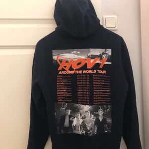 Hov1 merch  - Säljer min Hov1 Around the world tour hoodie storlek S , mycket bra skick. Köpte på en konsert för 600 säljer för 400 inkl frakt eller högsta bud 💖  
