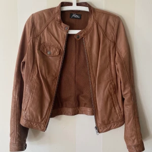 Jofama By Kenza läderjacka strl S - Jofama By Kenza läderjacka, ca 2009. Använd, men inte ofta och inte på de senaste åren pga för liten. Lädret är i mycket gott skick. Figursydd och passar en strl S. Frakt tillkommer. Pris kan diskuteras :) 