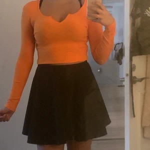 orange långärmad tröja - Jättefin långärmad tröja som inte är för varm men inte för kall, använd fåtal gånger