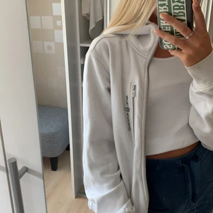 Sailracing kofta  - Vit sail racing kofta, säljer för den kommer ej till användning! Köptes för 1299kr på vuxenavdelningen