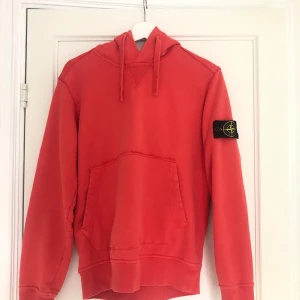 Stone Island hoodie storlek M - Säljer min näst intill oanvända hoodie från Stone Island i storlek M. Ljusröd/ korallröd. Hoodien finns inte längre kvar på hemsidan då den är inköpt för ungefär 1,5 år sedan💕 nypriset är 2500kr, köpare står för frakten!