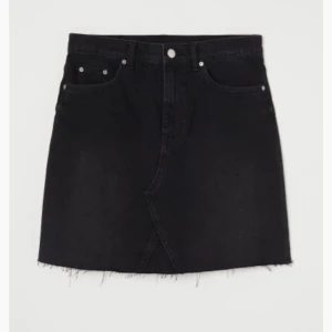 Jeanskjol - Snygg och bekväm jeanskjol som är lite ”fransig” längst ner. Använd ett fåtal gånger. 