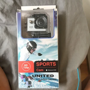 Actionkamera (oanvänd)  - Säljer en helt oanvänd (endast förpackningen är öppnad) actionkamera som spelar in videor i 720p-upplösning med 30 fps och har ett vattentåligt fodral. Ett riktigt bra sätt att spara minnen från utflykter och äventyr! 
