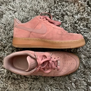 Nike Air Force - Säljer mina asballa rosa Air Force i mocka eftersom de tyvärr används för lite! Fint skick! Något smutsiga men går enkelt att tvätta bort. Stl 41 men skulle säga att de även passar 40. Frakt ingår!