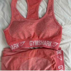 Rosa gym shark set, långa träningsbyxor flex och matchande topp. just denna färg säljs inte längre på hemsidan men bifogar bild från samma modell i en annan färg 
