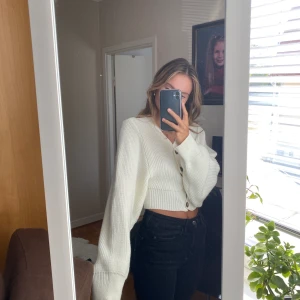 Vit kofta - Säljer denna jätte fina kofta köpt på Nelly! I storlek 34. Om många är intresserade blir det budgivning och den kommer sluta klockan 22:00 ikväll! Frakt ingår i priset!