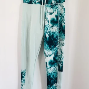 Adidas träningstights - Fett snygga träningstights från Adidas med mönster. Knappt använda. Justerbara band i midjan och highwaisted!  Pris kan diskuteras.