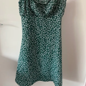 Söt klänning - Grön klänning från H&M. Bara använd en gång ☺️ Buda i kommentarerna! Köpare betalar för frakt!!