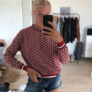 sweatshirt - Snygg sweatshirt som går att använda både till vardags och finmiddag. Med glitter i.