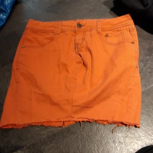 Korall färgad jeans kjol  - Den är korall och inte lika färgglad som på bilden.Väldigt fin. Strl S/M. Köpare står för eventuel frakt. Kan hämtas i GBG  