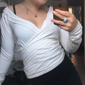 Omlott tröja - En skitsnygg omlott tröja! Hade så gärna velat att den passade mig men är lite stor över bysten💕