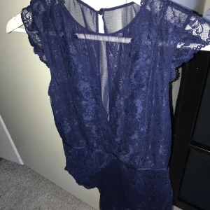 Sexig body  - Sexig marin blå body sen är hur snygg som helst 