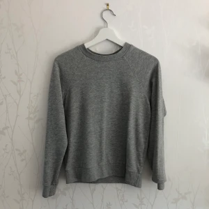 Grå sweatshirt  - Grå sweatshirt i storlek XS. Säljer då den är för liten för mig. Frakt tillkommer!☺️