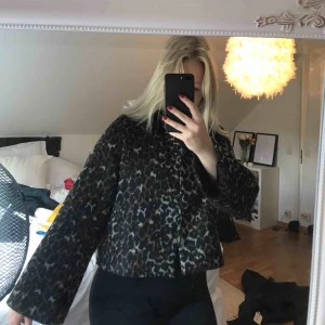  - Jacka från NA-KD i leopardmönster. Använd ett par gånger men i fint skick. Går att stängas med tre knappar. Utsvängda armar. Frakt tillkommer! 