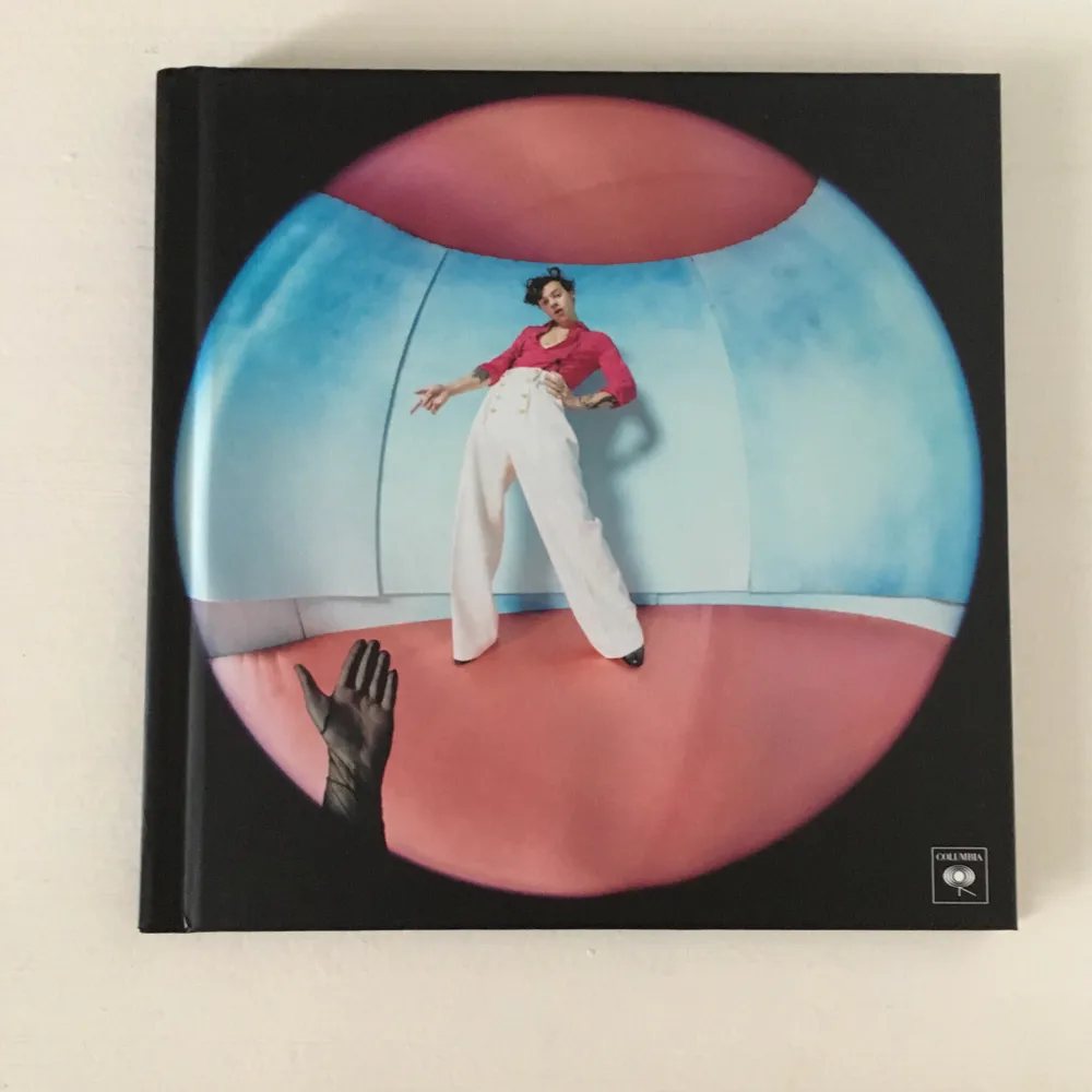 Fine Line albumet av Harry Styles. Har aldrig spelat CD:n. Köpt vid release 2019. Fint skick och ingår en inbyggd fotobok i albumet. Möter bara upp i Sthlm och bjuder på en fin poster vid smidigt köp. . Övrigt.