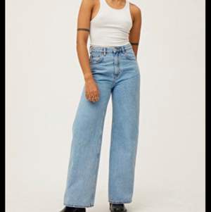 Weekday Ace jeans i färgen summer blue. Säljer pågrund av att dom har blivit för små. Köparen betalar frakt<3 Passar dom som är runt 165 