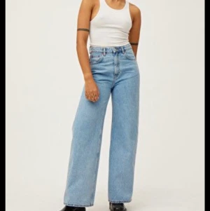 Weekday Ace Jeans - Weekday Ace jeans i färgen summer blue. Säljer pågrund av att dom har blivit för små. Köparen betalar frakt<3 Passar dom som är runt 165 